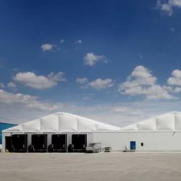 Lorry docking stations on a lightweight hall from RÖDER with thermal roof tarpaulin