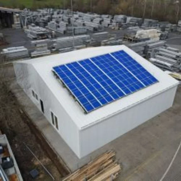 Bird's eye view of a production hall with photovoltaic system built by RÖDER