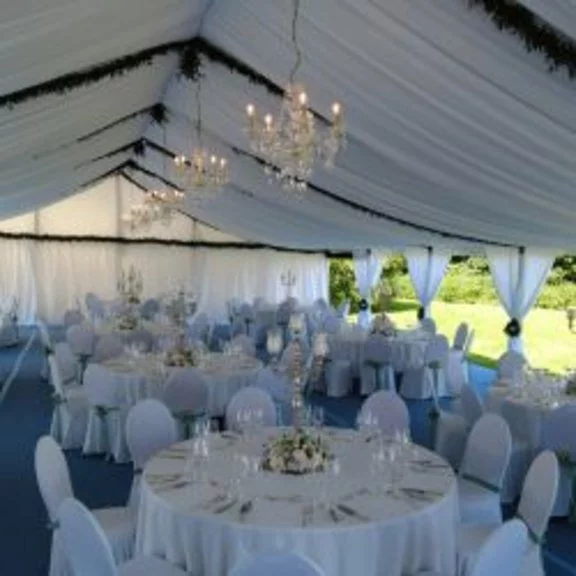 Banquet tables in an event tent from Röder for a wedding