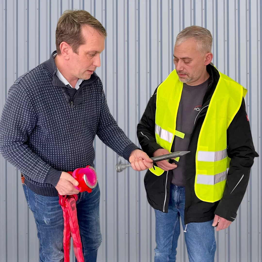 Two participants with a peg during the seminar