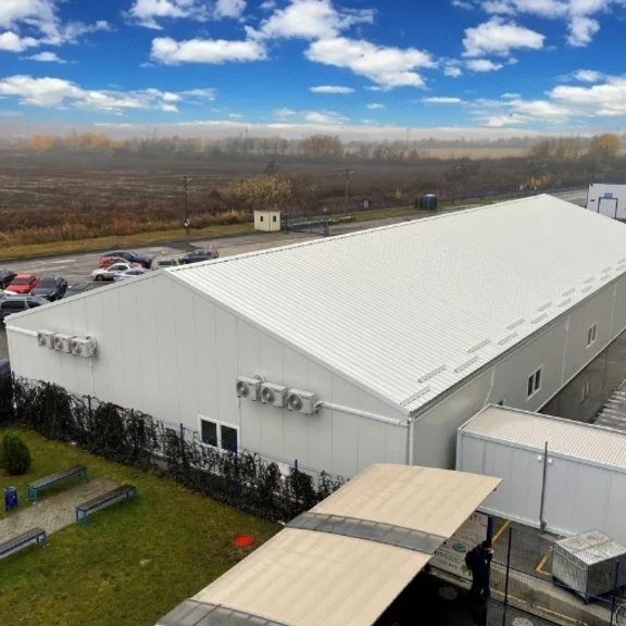 A RÖDER tent as a production hall with a fixed roof covering and insulated panels as a façade